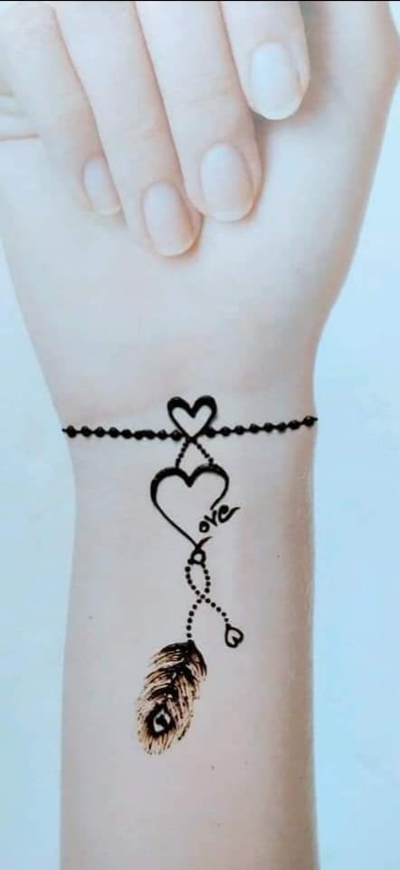 3 TOP 3 kleine feine Tattoos für Frauen vom Typ Armband und Rosenkranz mit Feder