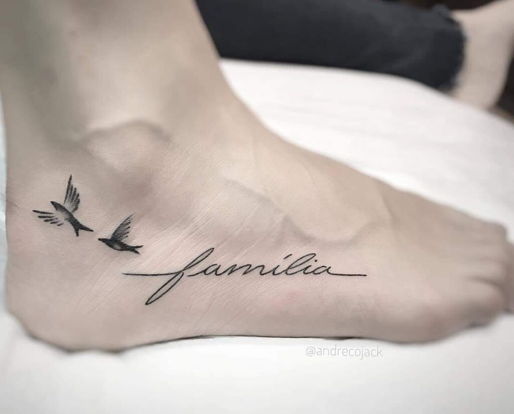 3 TOP 3 Tatuaggi con la scritta Famiglia in piedi con uccelli in volo che rappresentano i bambini