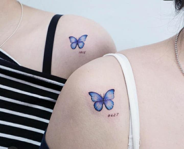 3 TOP 3 Tattoos für Freunde, Schwestern, Paare Zwei blaue Schmetterlinge auf der Schulter mit Zahlen als Datum