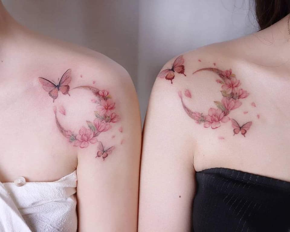 341 tatuaggi per amiche, sorelle, coppie, due lune rosa accoppiate e inverse sulla spalla con farfalle e fiori