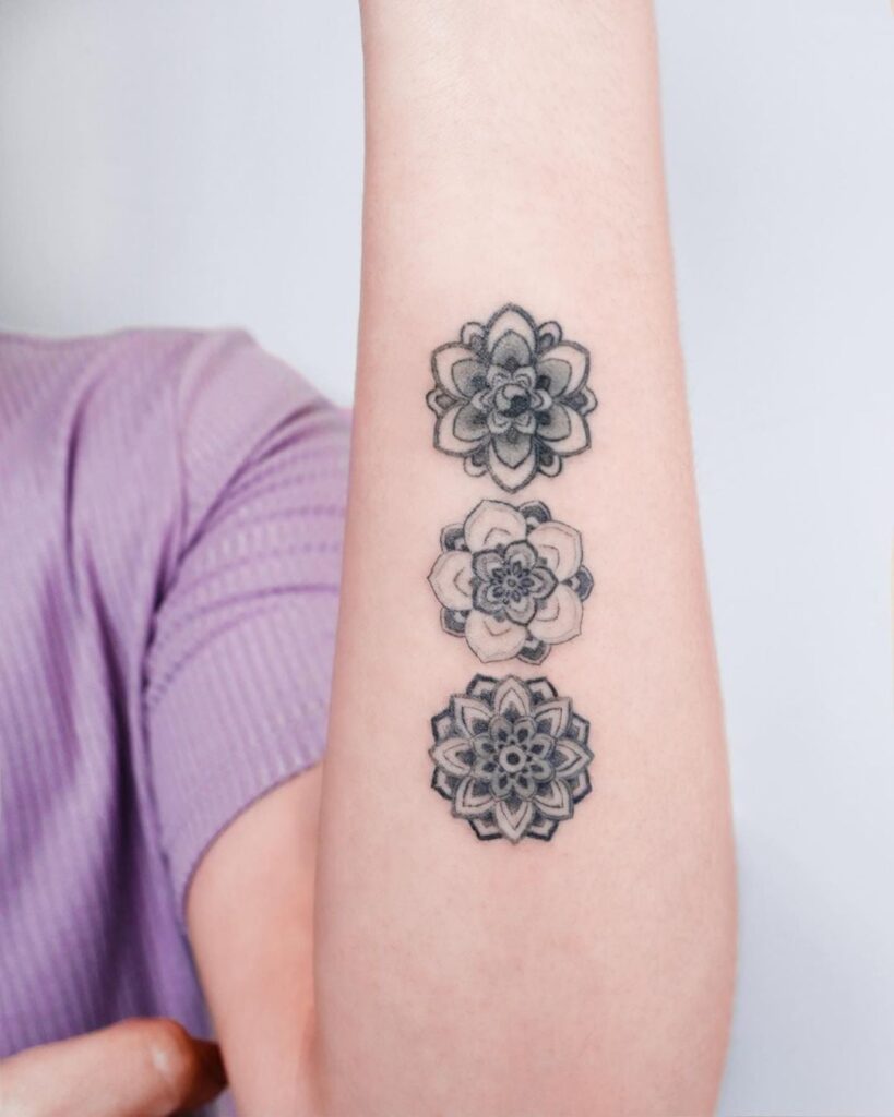 38 tatuagens para mulheres lindas três flores de lótus de diferentes formas no antebraço