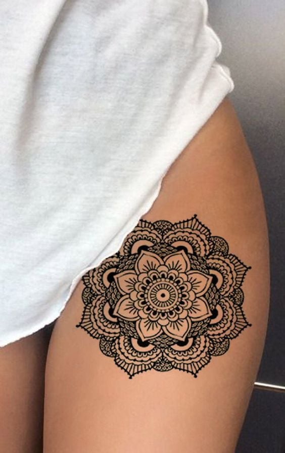39 Mandala-Tattoo auf schwarzem Oberschenkel