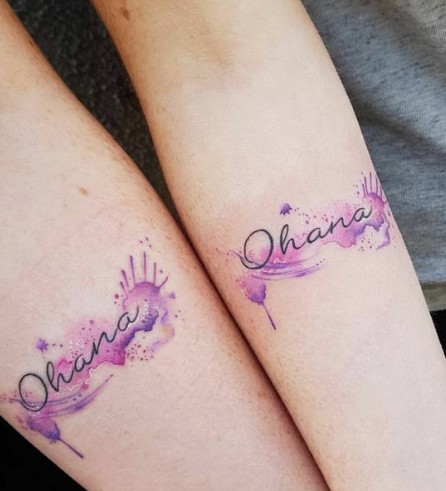 4 Frase Tattoos Ohana Family aquarela fúcsia e violeta no antebraço