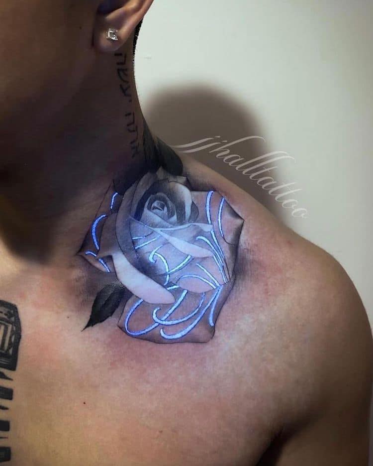 46 Tattoos mit schwarzer Rosen-UV-Tinte mit leuchtenden Verzierungen am Hals