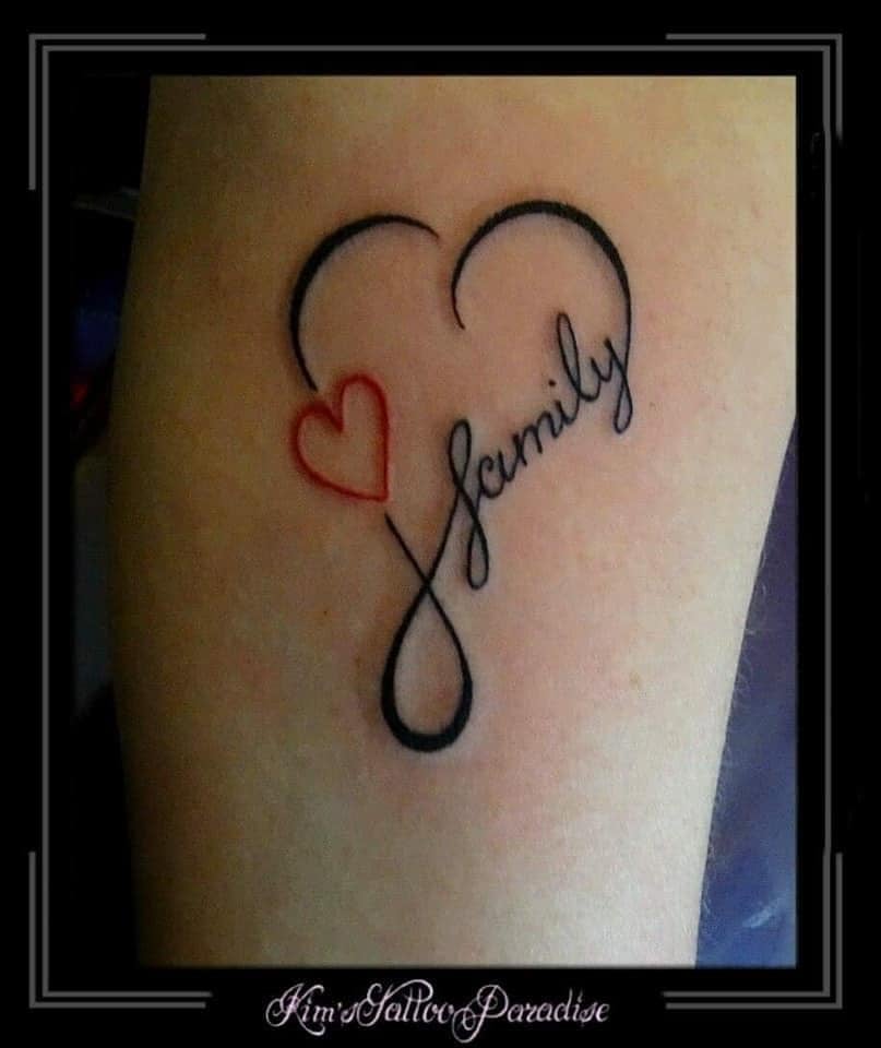 47 beaux tatouages pour femmes Coeur infini amour famille et petit coeur rouge