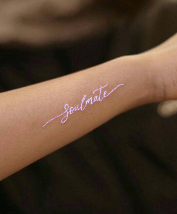 49 UV-Tattoos mit handschriftlicher Aufschrift „Soulmate“ in weißer Tinte auf dem Handgelenk
