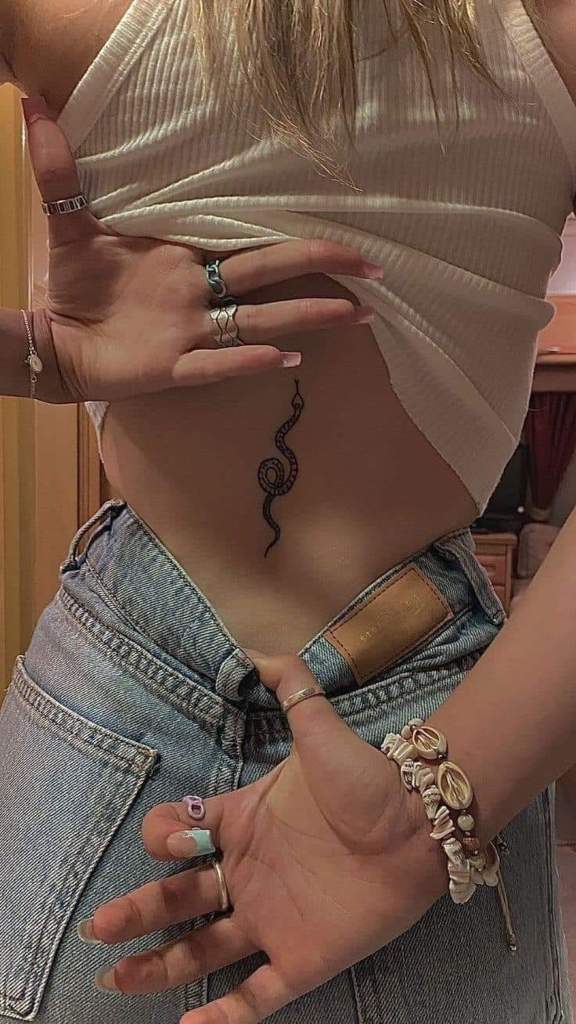 5 TOP 5 Tatuaje de Pequena Serpiente Negra en la base de la espalda