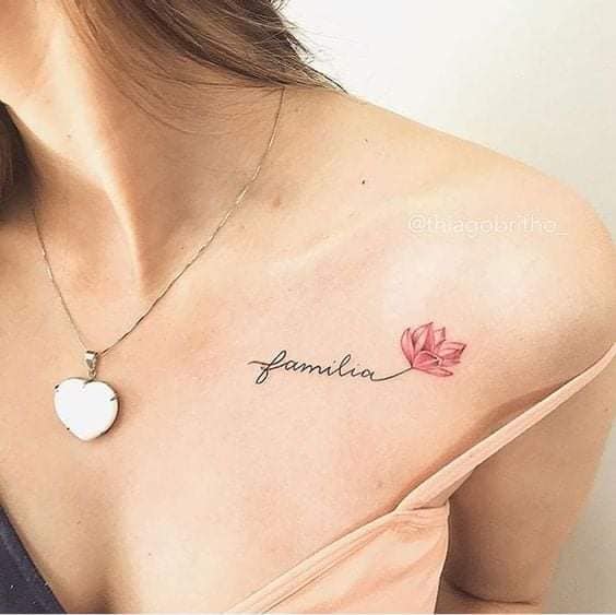 5 TOP 5 Tatuaggi con la scritta Famiglia con fiore rosso sulla clavicola