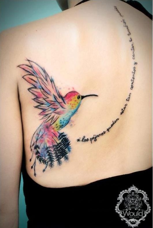 5 TOP 5 Tattoos von Vögeln und Farben Kolibri mit Aquarellhintergrund Geblümte Inschrift, die vom Schulterblatt bis zum Nacken reicht