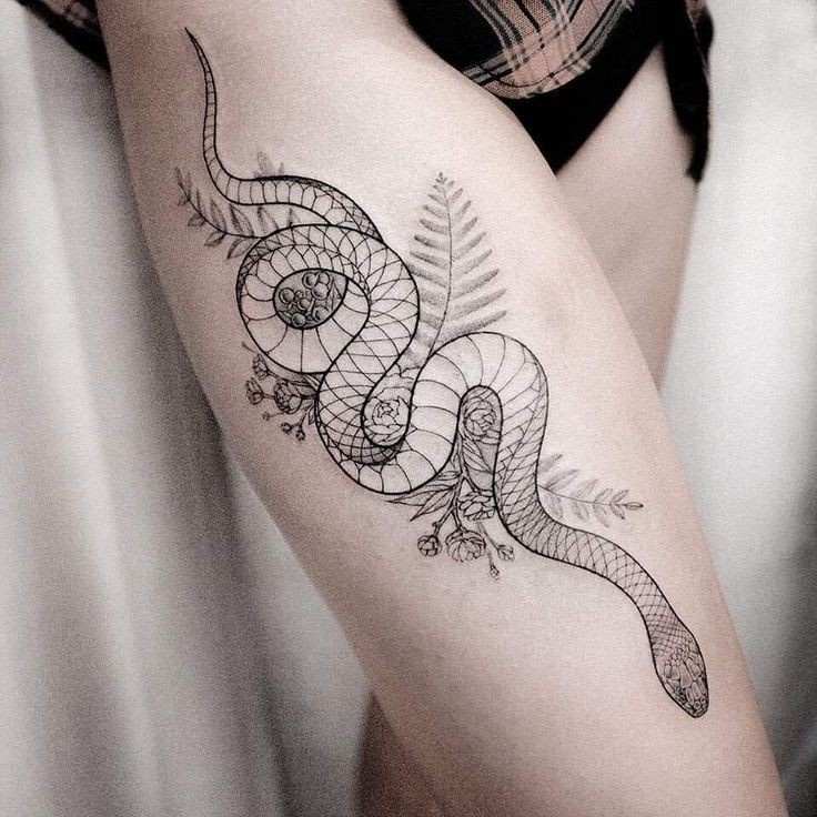 5 tatuaggi di serpente sulla coscia nera Elecho piccoli fiori 1