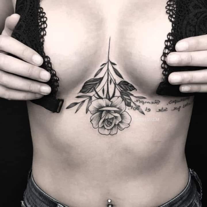 5 Tatuajes y medio de los Pechos Rosa invertida ramas y hojas