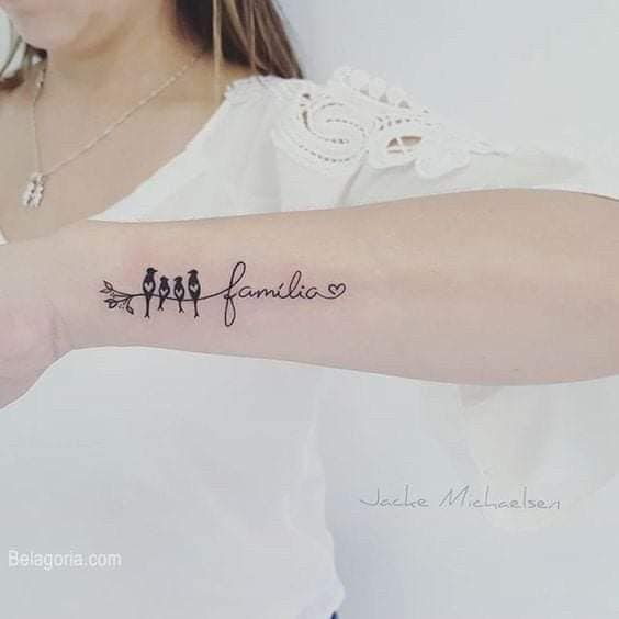 6 Tatuaggi con la scritta Famiglia con quattro uccelli sull'avambraccio che rappresentano madre, padre e due figli