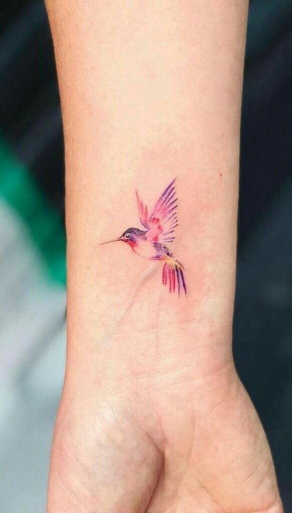 6 Tatuagens de Pássaros e Cores no pulso pequeno beija-flor fúcsia e roxo minimalista