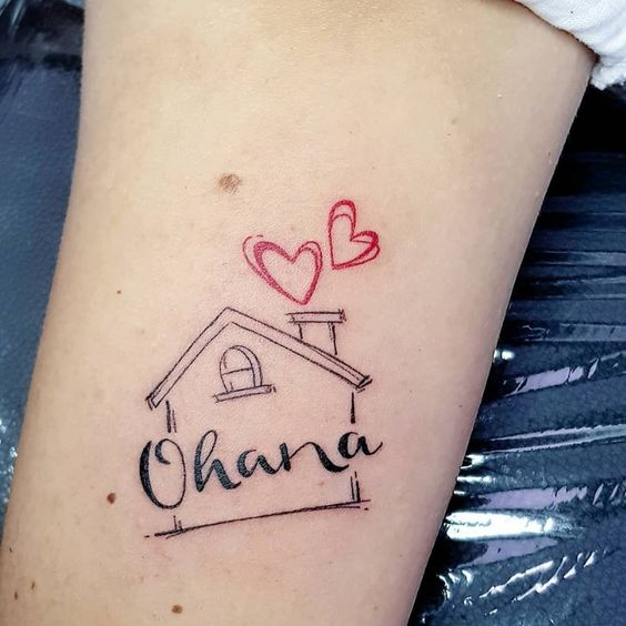 6 Tatuajes de Frase Ohana Familia con dibujo de casa con chimenea y corazones