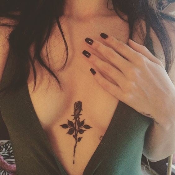 6 Tatuajes en el medio del Pecho Rosa negra debajo con hojas negras