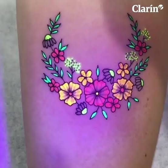 63 fluoreszierende Tattoos. Rot-gelb gefärbte Blumen, himmlische Blätter