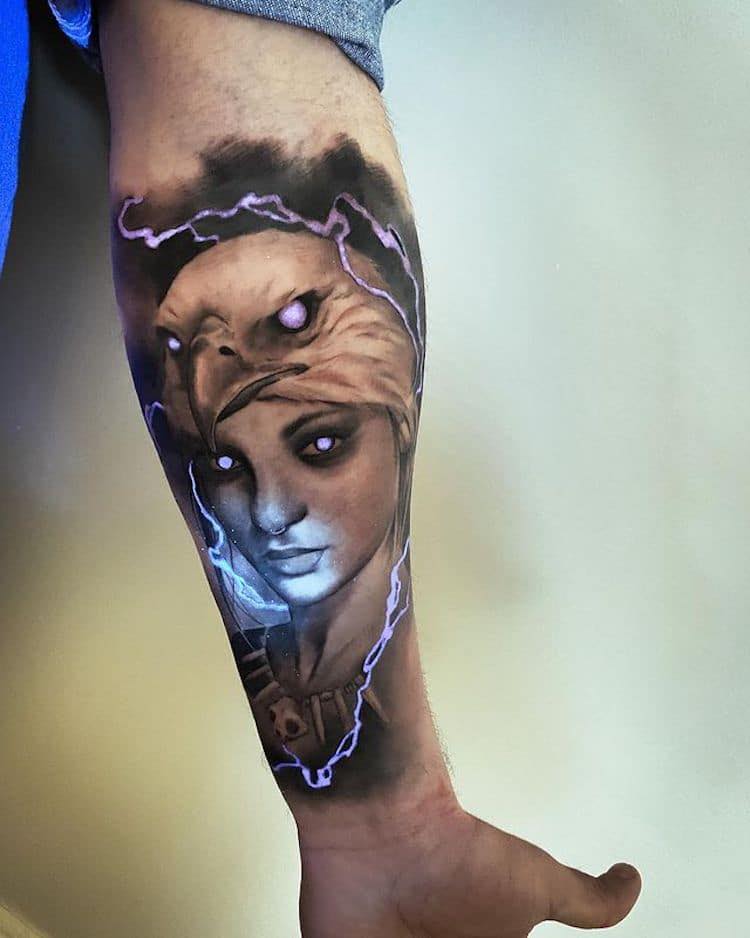 65 tatuagens com tinta UV águia e mulher com rosto e raios ao redor no antebraço