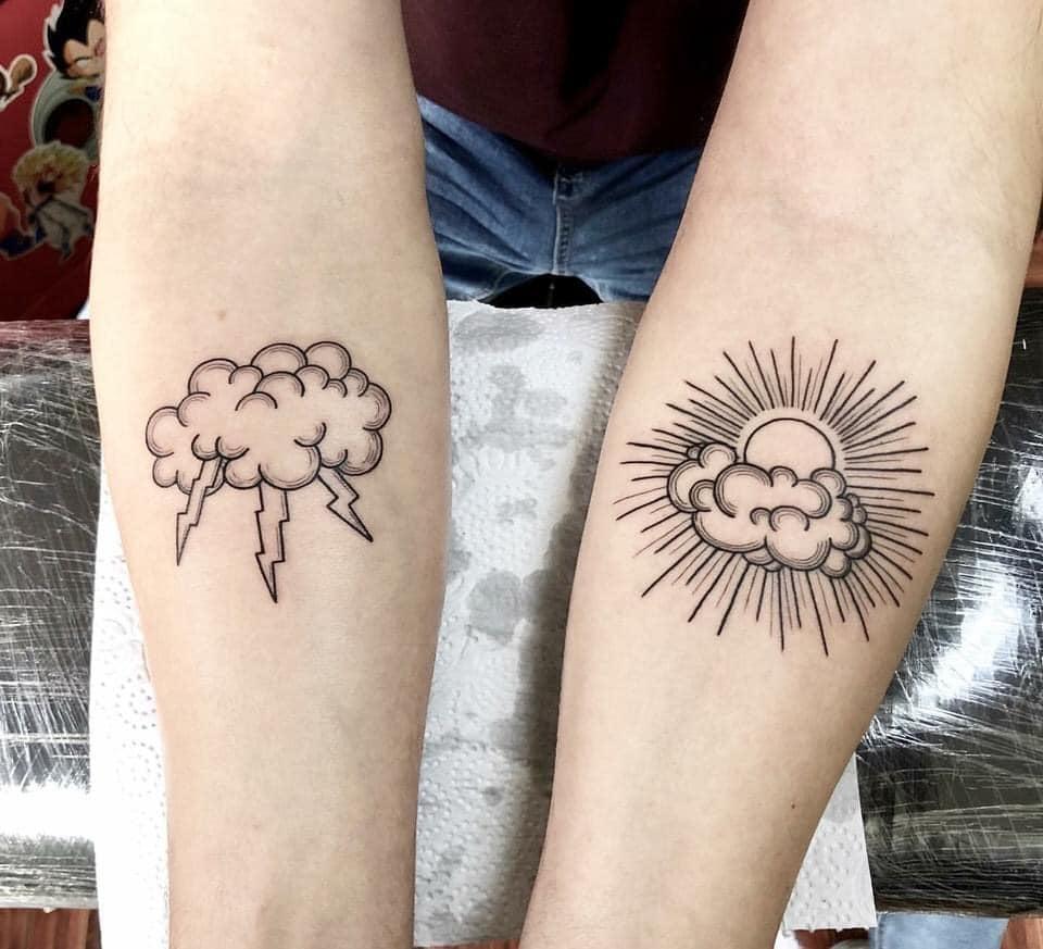 7 Friendship Tattoos Nuvens Raios em um braço Sol e Nuvem no outro antebraço