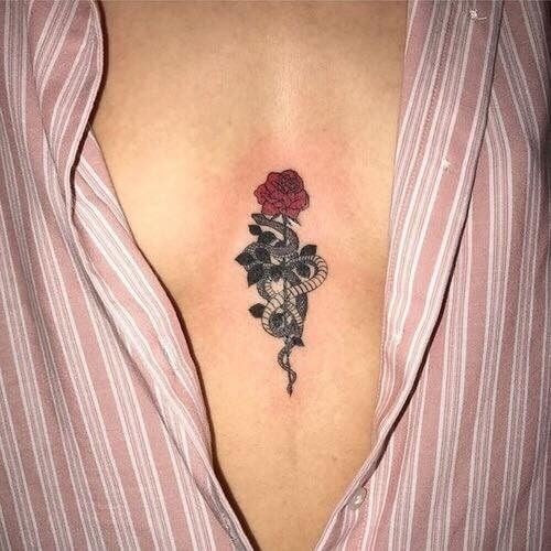 7 Tatuajes en el medio del Pecho Rosa Roja con Serpiente enroscada y hojas negras