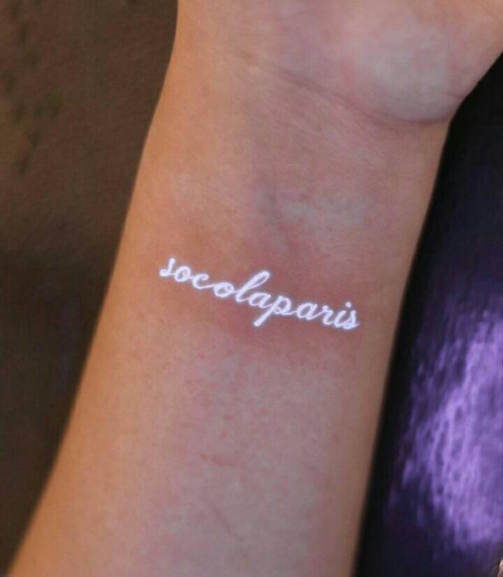 78 tatuaggi UV con iscrizione nascosta in inchiostro bianco sul polso di Socolaparis