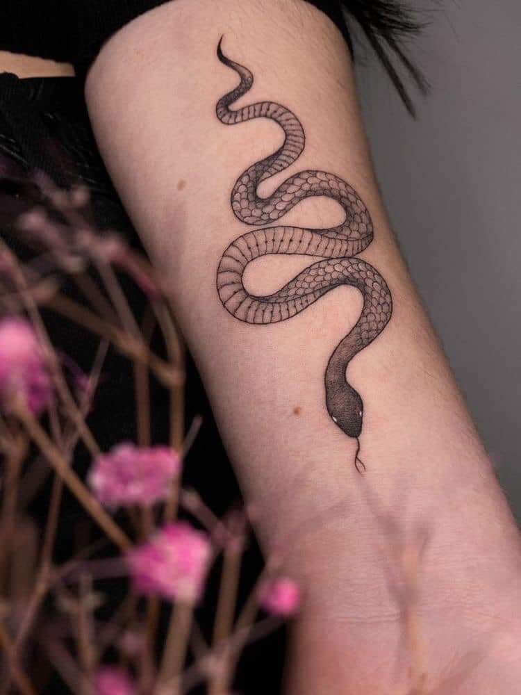 8 tatuagem de cobra negra com partes curvilíneas e olhos brancos com língua no antebraço