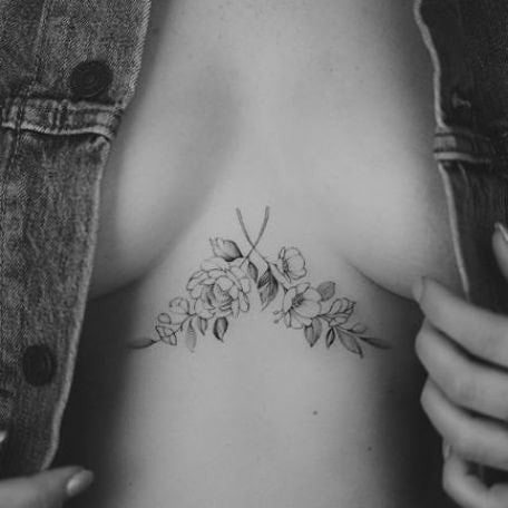 9 Tatuajes y medio de los Pechos Ramitas de Flores entrecruzadas