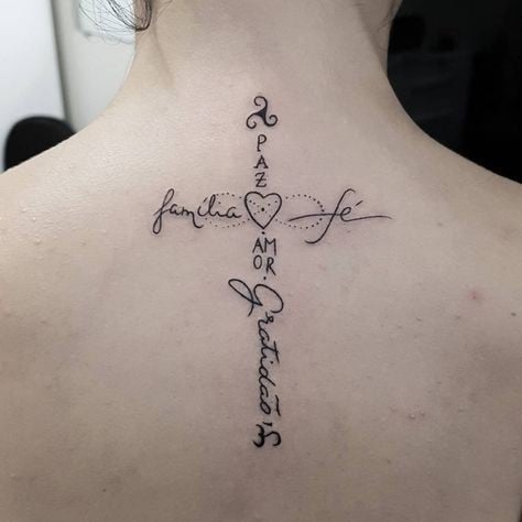 91 Iscrizione della famiglia Tatuaggio sulla croce sul collo e sulla schiena con la parola fede amore nel cuore