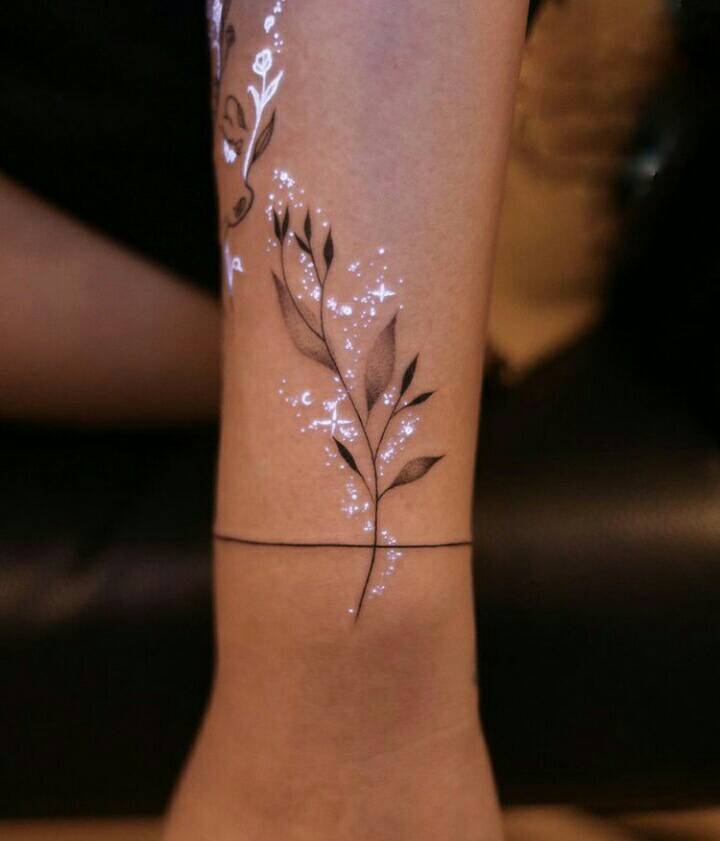 95 UV-Tattoos mit weißer Tinte, schwarzer Zweig mit Sternen auf dem Unterarm, feine Linie am Handgelenk