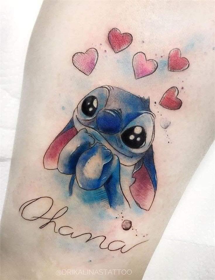 Tatuaje Ohana Familia con un hermoso stitch con corazones y acuarelado