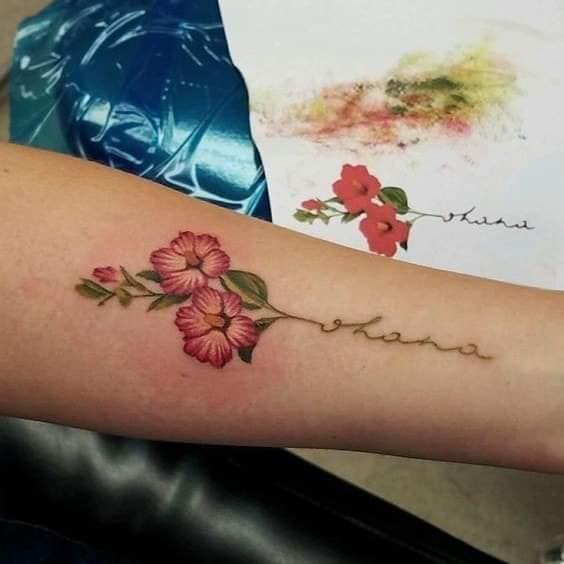 Ohana Tattoo mit Blumen-Stickstil