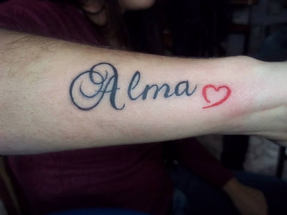 Tatuajes de Nombres Alma en antebrazo con Corazon Rojo