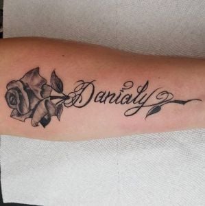 Tatuajes de Nombres Danialu con rosa negra