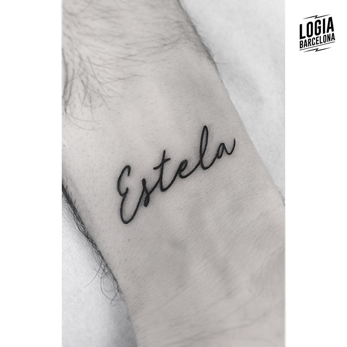 Estela-Namenstattoos am Handgelenk