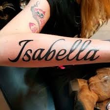 Grandi tatuaggi con nome Isabella sull'avambraccio nero
