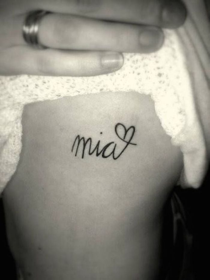 Tattoos mit Mia-Namen auf den Rippen, schwarze Linie und Herz