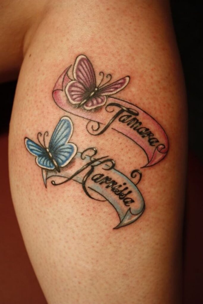 Nome tatuaggi sulla gamba del polpaccio Tamara in rosa e Karrissa in azzurro Farfalle e nastro sullo sfondo