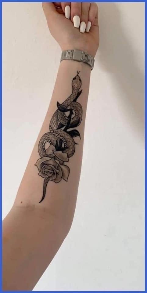 Tatuajes de Vivoras Serpientes Mujer en antebrazo en negro