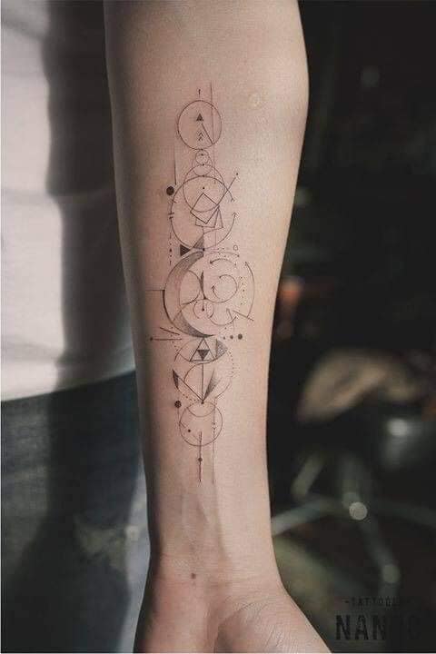 Tatuagens delicadas para mulheres Desenhos concêntricos Circulares Quadrados Triângulos Degradê Universo geométrico em todo o antebraço