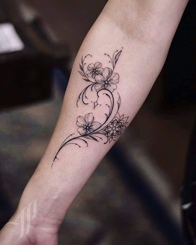 Tatuagens delicadas para mulheres Flores e enfeites no antebraço em contorno preto