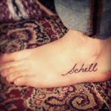 Veri tatuaggi con nomi di Achell sui piedi