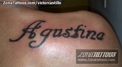 Echte Tattoos von Agustina Names auf dem Schulterblatt