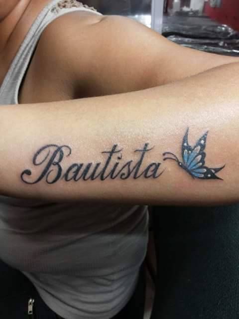 Echte Baptistennamen-Tattoos mit blauem Schmetterling auf dem Unterarm