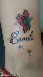 Echte Tattoos von Camila Names mit rotem und türkisfarbenem Schmetterling mit kleinen Sternen auf der Wade