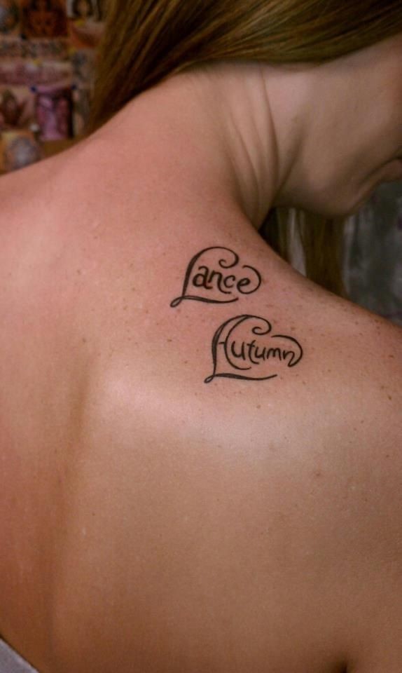 Veri tatuaggi con nomi di due cuori sulla schiena vicino al collo di Lance e Autumn