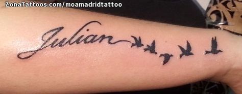 Veri tatuaggi del nome Julian sull'avambraccio con Cinque gabbiani in volo