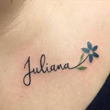 Veri tatuaggi dei nomi Juliana con foglie di ramoscello e fiore azzurro sulla clavicola