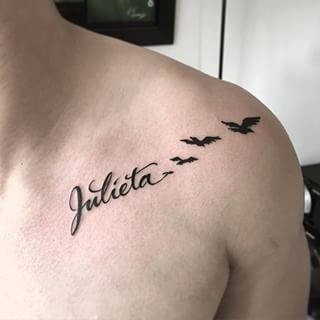 Veri tatuaggi dei nomi Giulietta sulla clavicola e sulla spalla con quattro uccelli neri