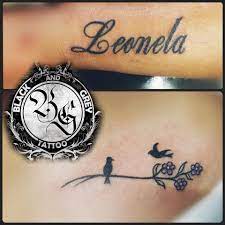 Echte Tattoos mit Namen Leonela Twig und zwei Vögeln, einer fliegend, der andere sitzend