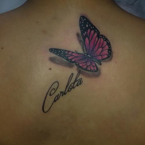 Veri tatuaggi con nome di farfalla 3D sul retro con il nome Carlota