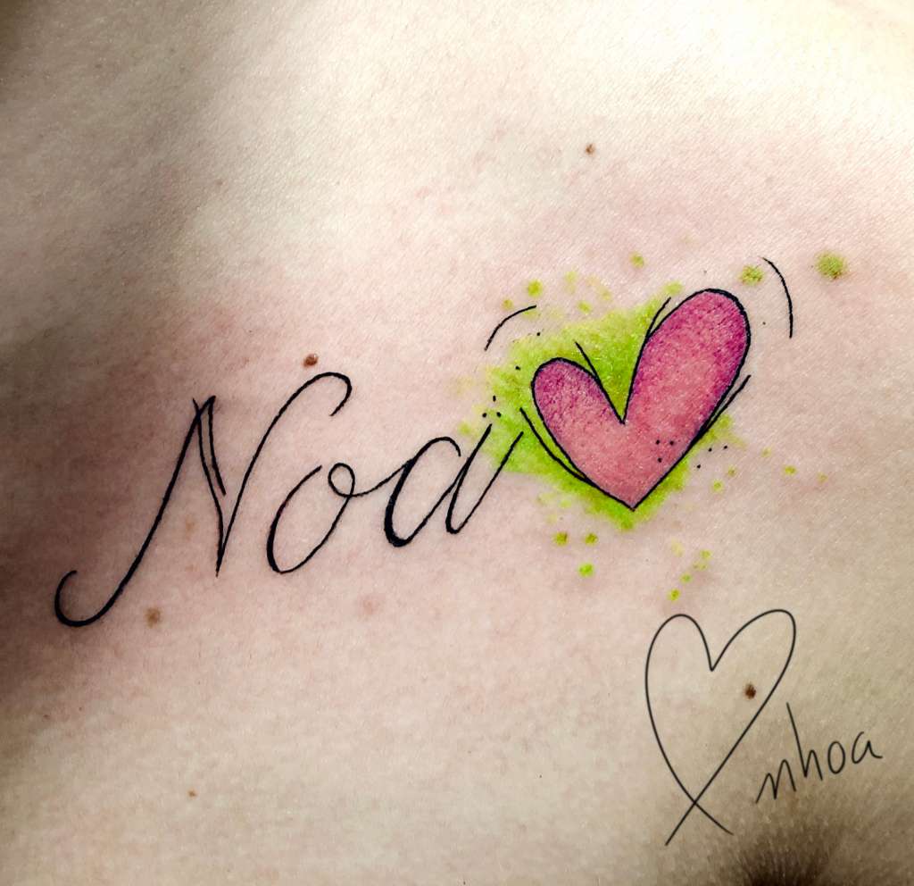 Echte Tattoos von Noa Names mit wunderschönem rosa Herz mit grünem Hintergrund